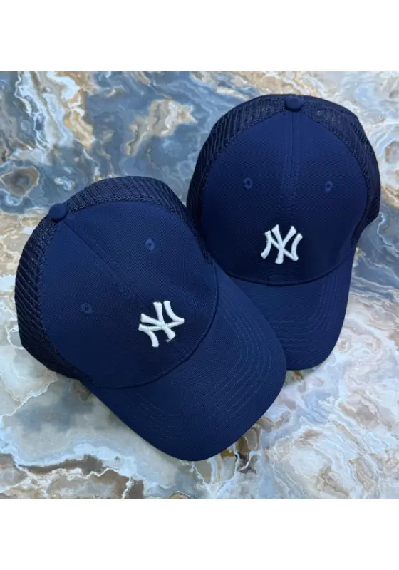 New Era New York Yankees navy blue mesh trucker cap